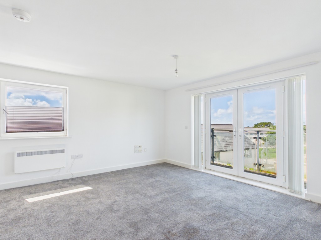 Lot: 85 - MODERN TWO-BEDROOM SECOND FLOOR APARTMENT WITH PARKING - Open plan living dining area